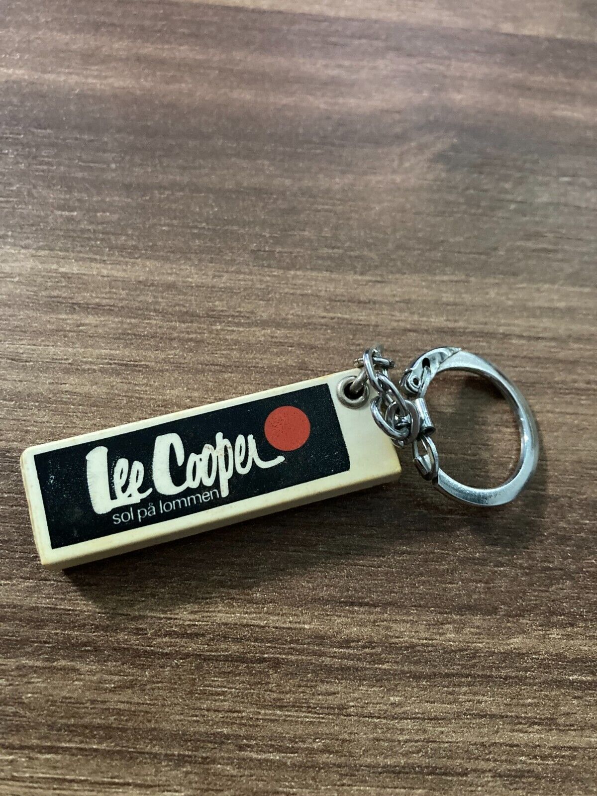 Vintage Lee Cooper Keychain - Sol på Lommen Promotional Collectible