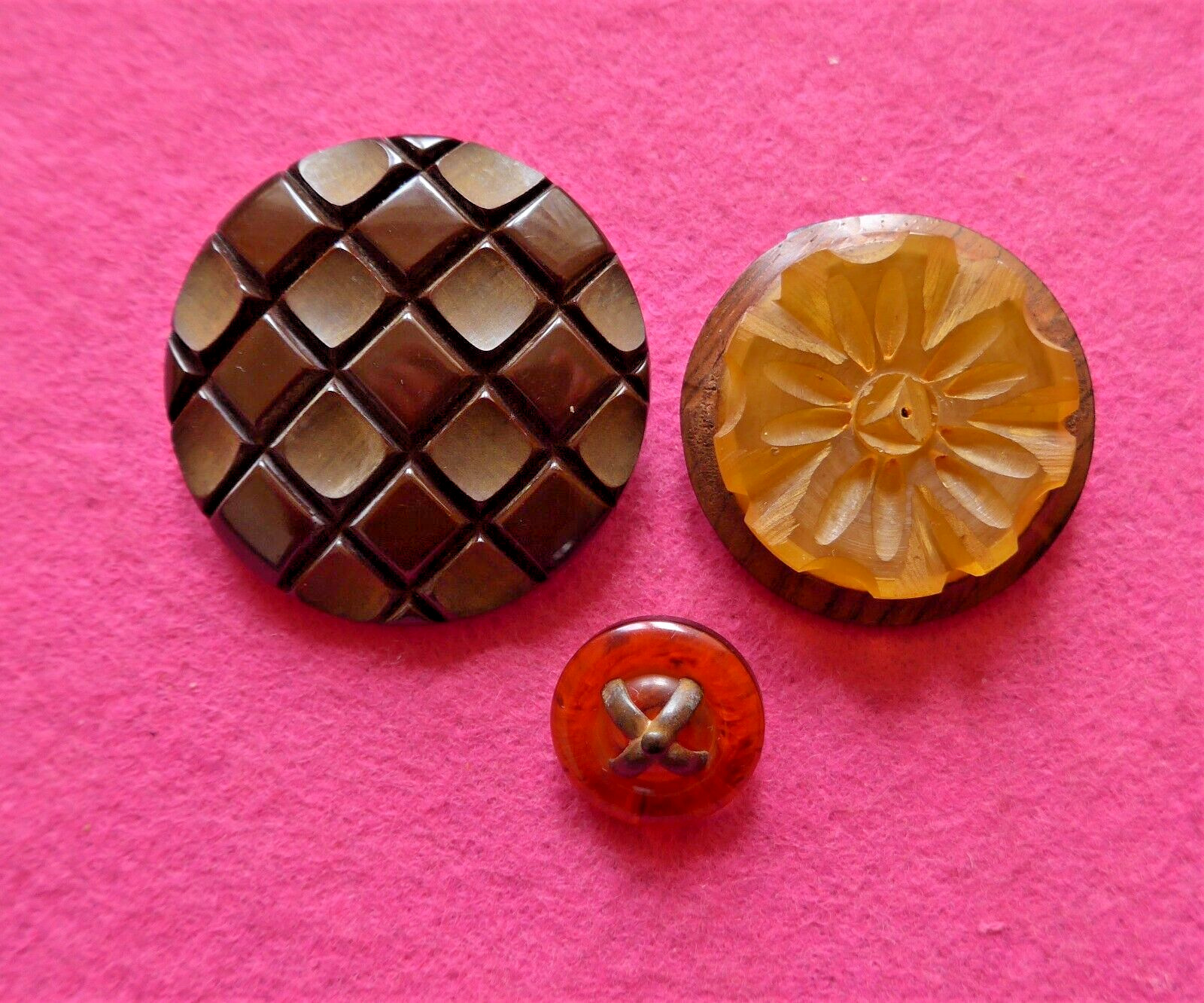 COLLECTABLE vintage 3 ART DECO BAKELITE BUTTONS - carved etc - tested ( 23 )