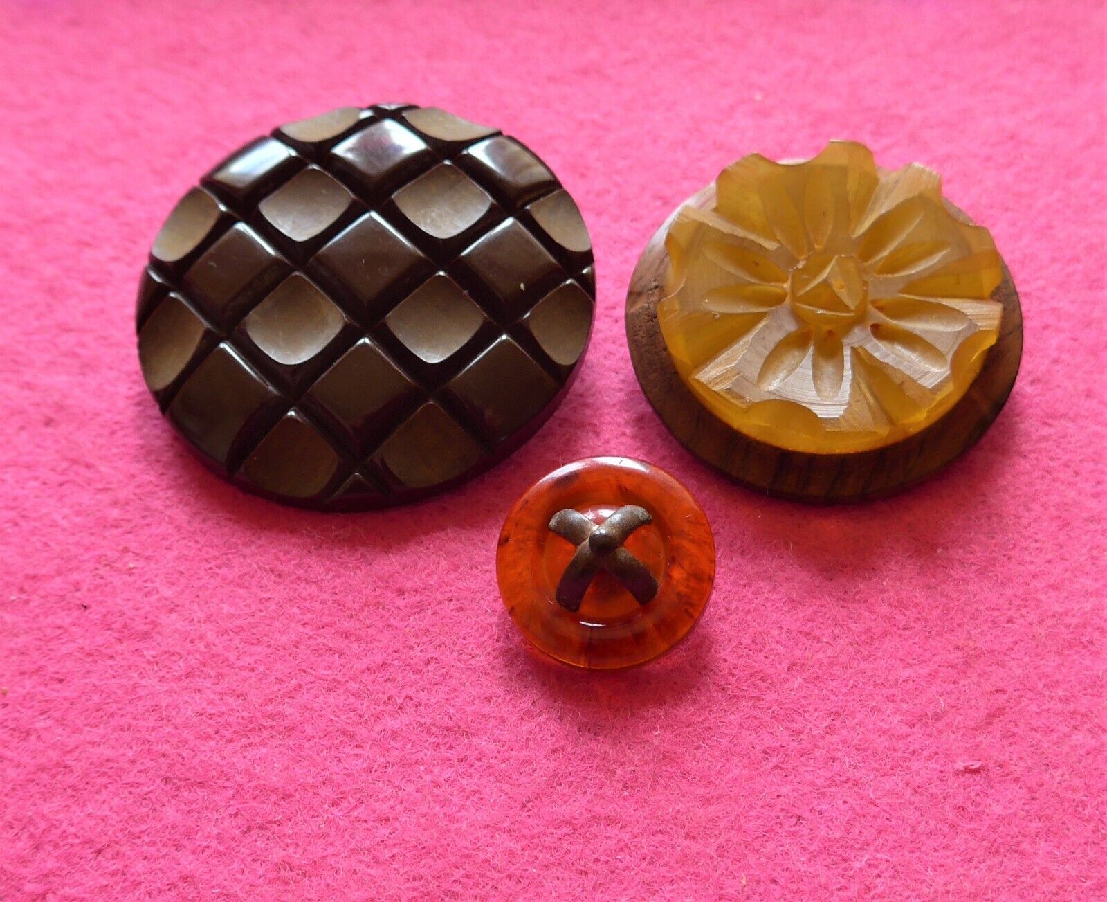 COLLECTABLE vintage 3 ART DECO BAKELITE BUTTONS - carved etc - tested ( 23 )