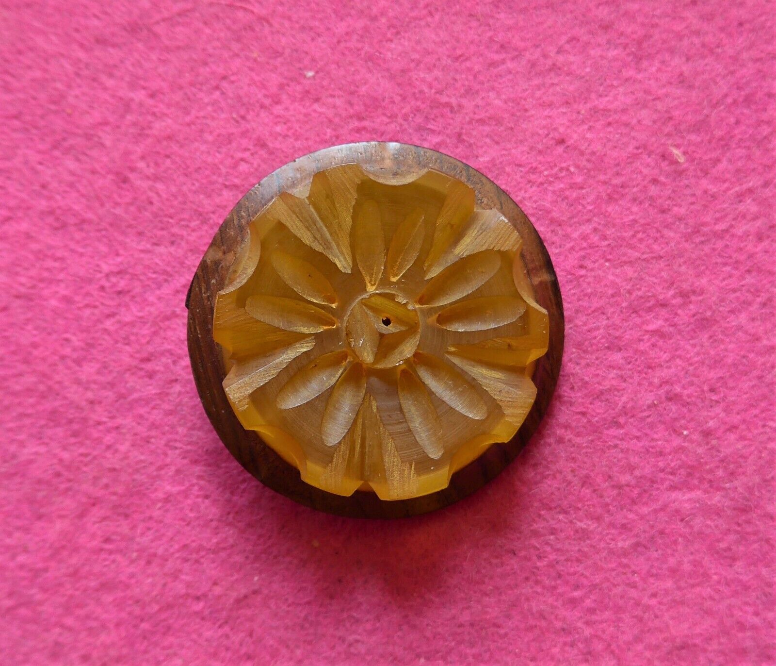 COLLECTABLE vintage 3 ART DECO BAKELITE BUTTONS - carved etc - tested ( 23 )