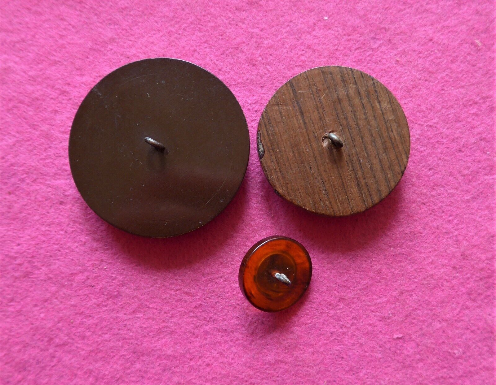 COLLECTABLE vintage 3 ART DECO BAKELITE BUTTONS - carved etc - tested ( 23 )