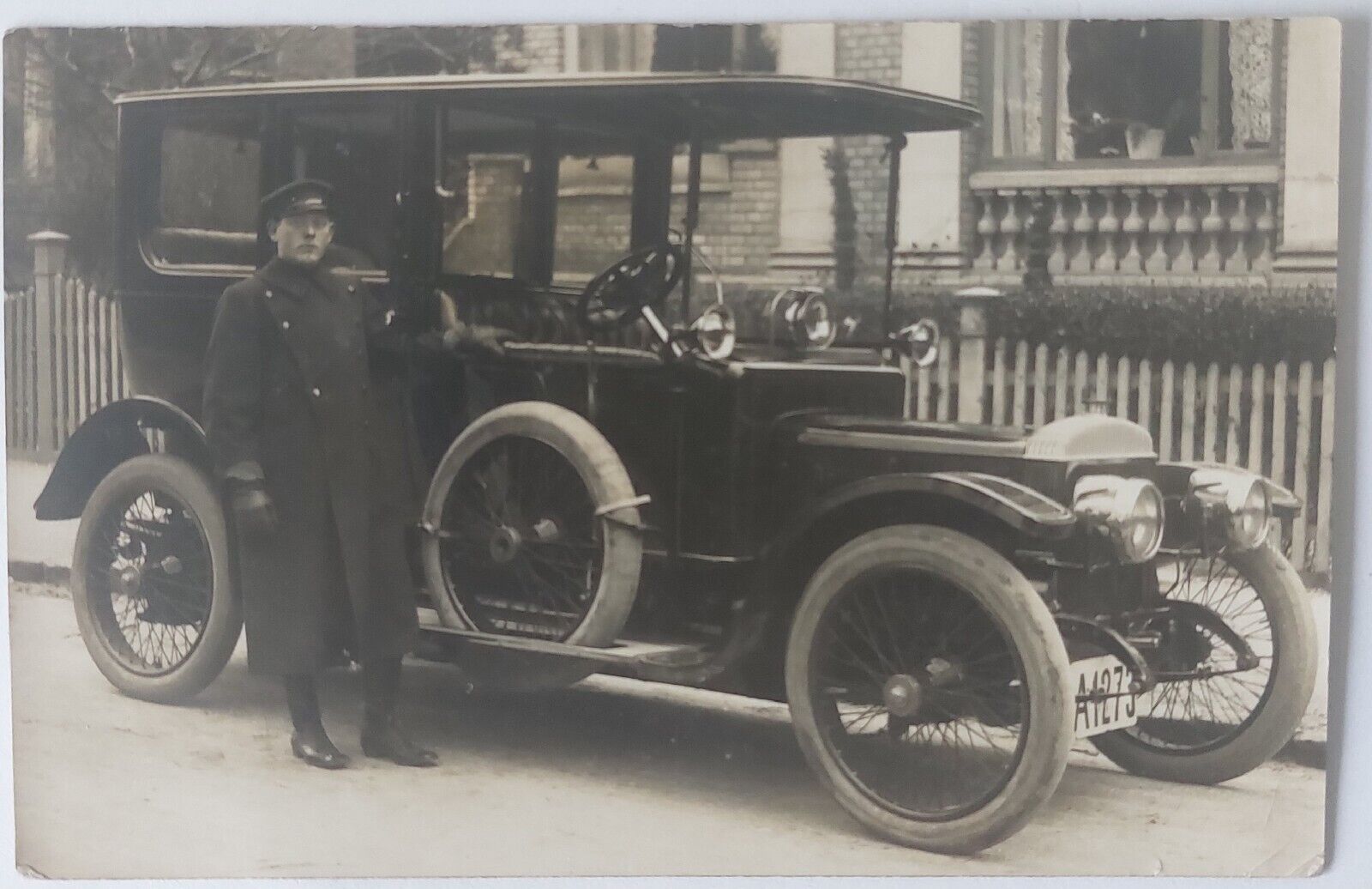 Vintage photo postcard: Uniformed driver at the boss's car Mailed 1914  pok1509