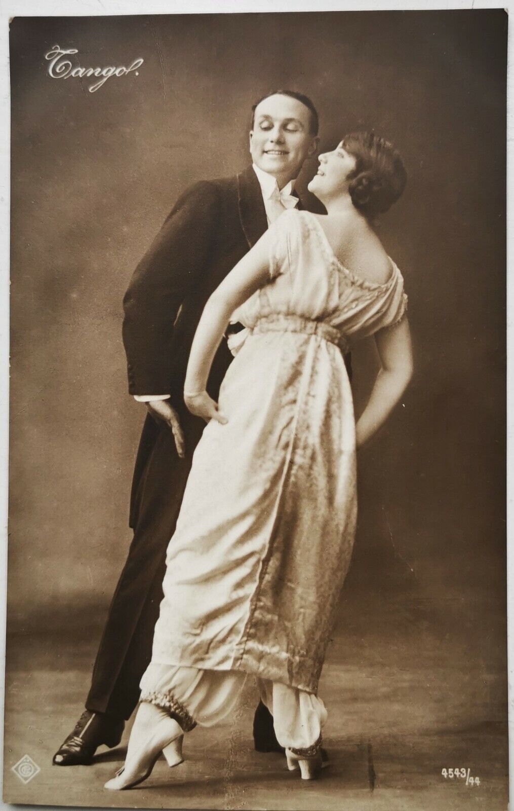 Vintage postcard:  Young couple dancing tango c 1920  pok1285