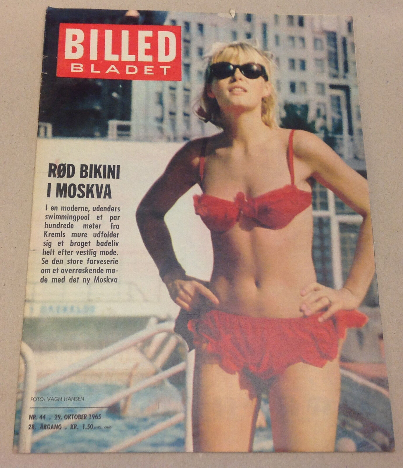 RED BIKINI GIRL IN FRONT KREMLIN RUSSIA MOSCOW VTG Magazine Billed-Bladet 1965