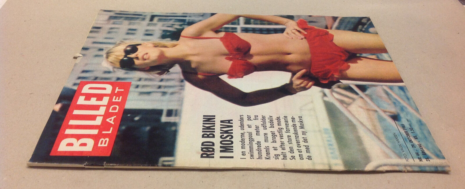 RED BIKINI GIRL IN FRONT KREMLIN RUSSIA MOSCOW VTG Magazine Billed-Bladet 1965