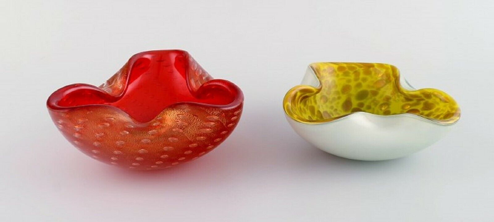 Two Murano bowls in mouth-blown art glass with inlaid bubbles Italian design