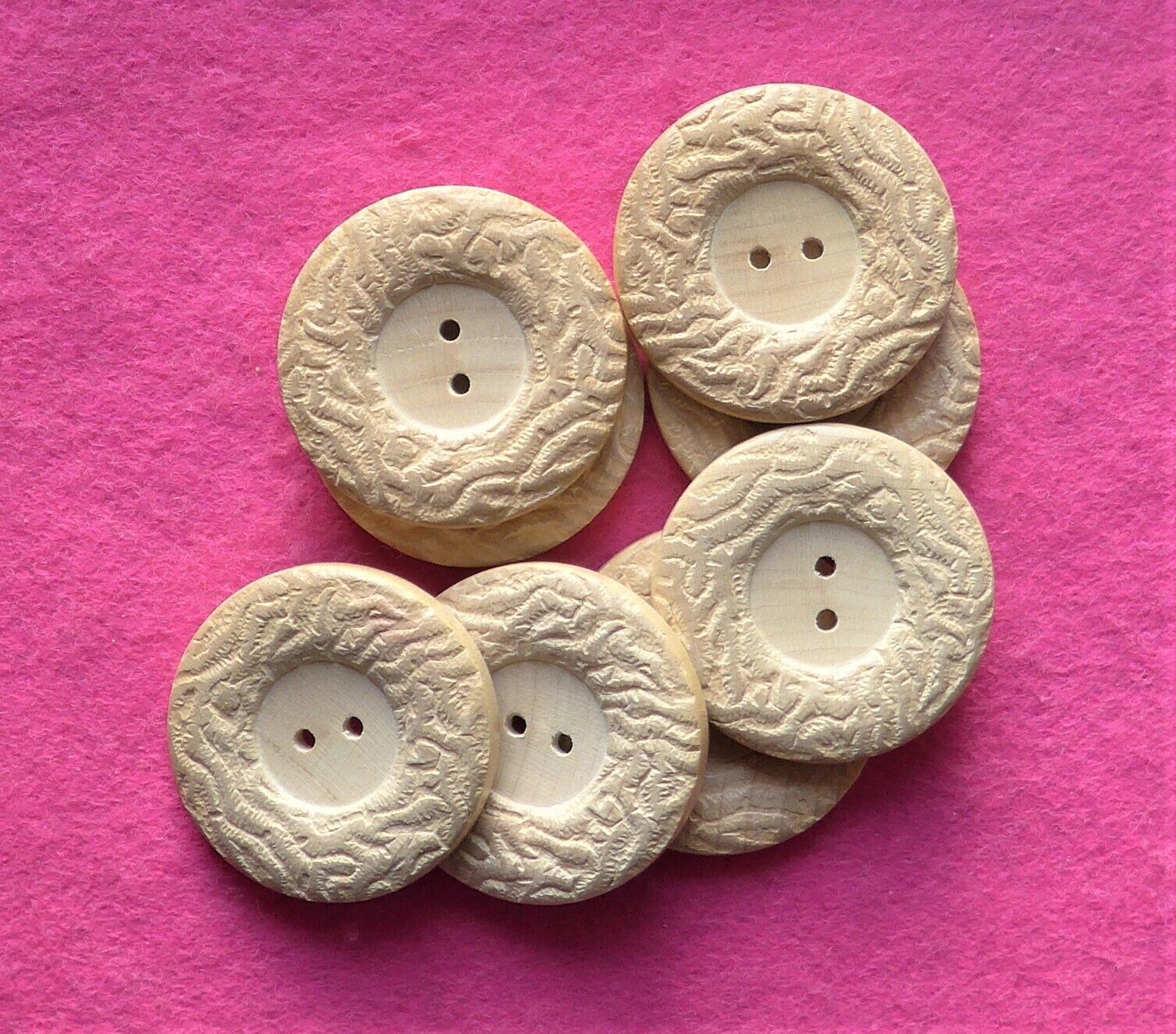 SALE - Set of 8 unused light brown WOOD BUTTONS with textured rim 40 mm  ( 31 )