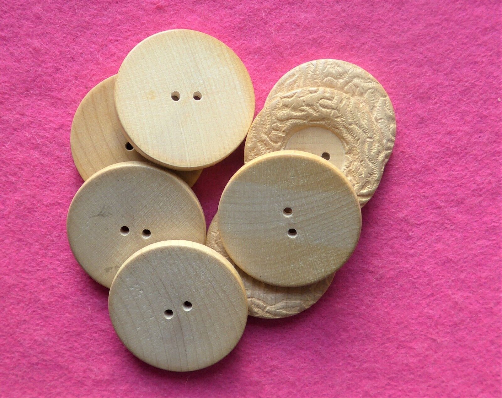 SALE - Set of 8 unused light brown WOOD BUTTONS with textured rim 40 mm  ( 31 )