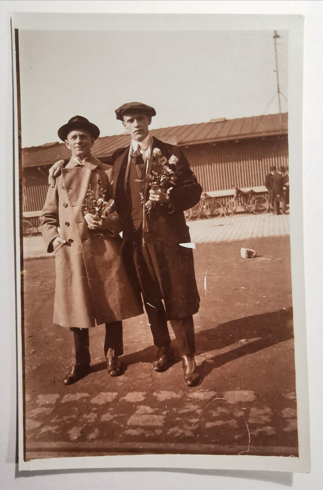 Vintage postcard: Two smartly dressed young men with flower bouquets  pok1182