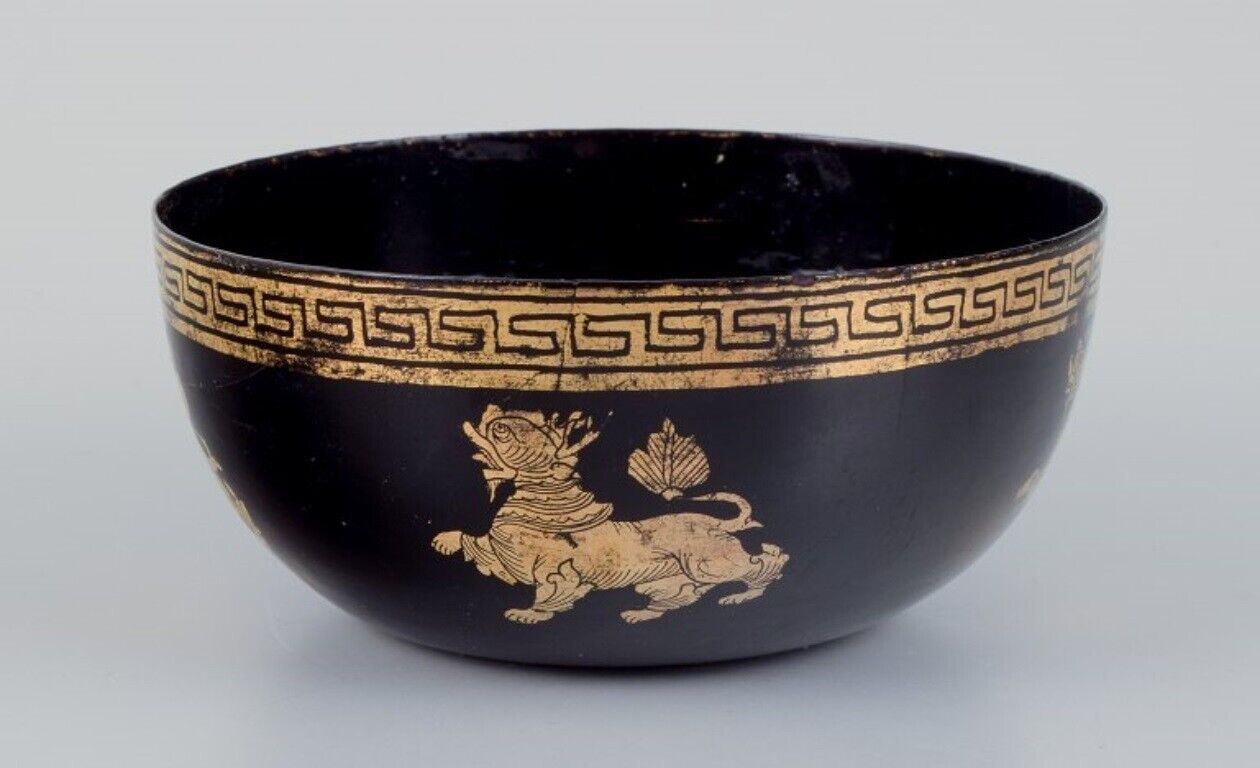 Five Asian bowls made of papier-mâché Decorated in gold and black