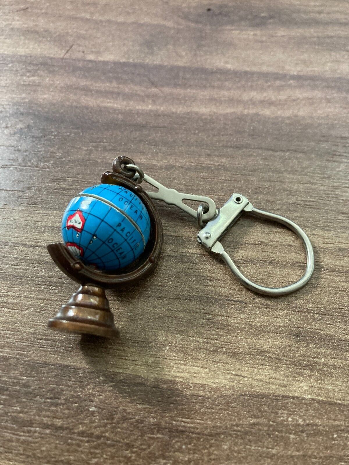 Retro Rotating Spinning Globe Earth Keychain - Vintage Plastic Key Ring