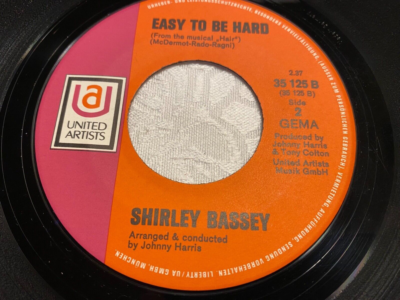 SHIRLEY BASSEY "SOMETHING / EASY TO BE HARD" UNITED ARTISTS RECORDS 7 INCH VINYL