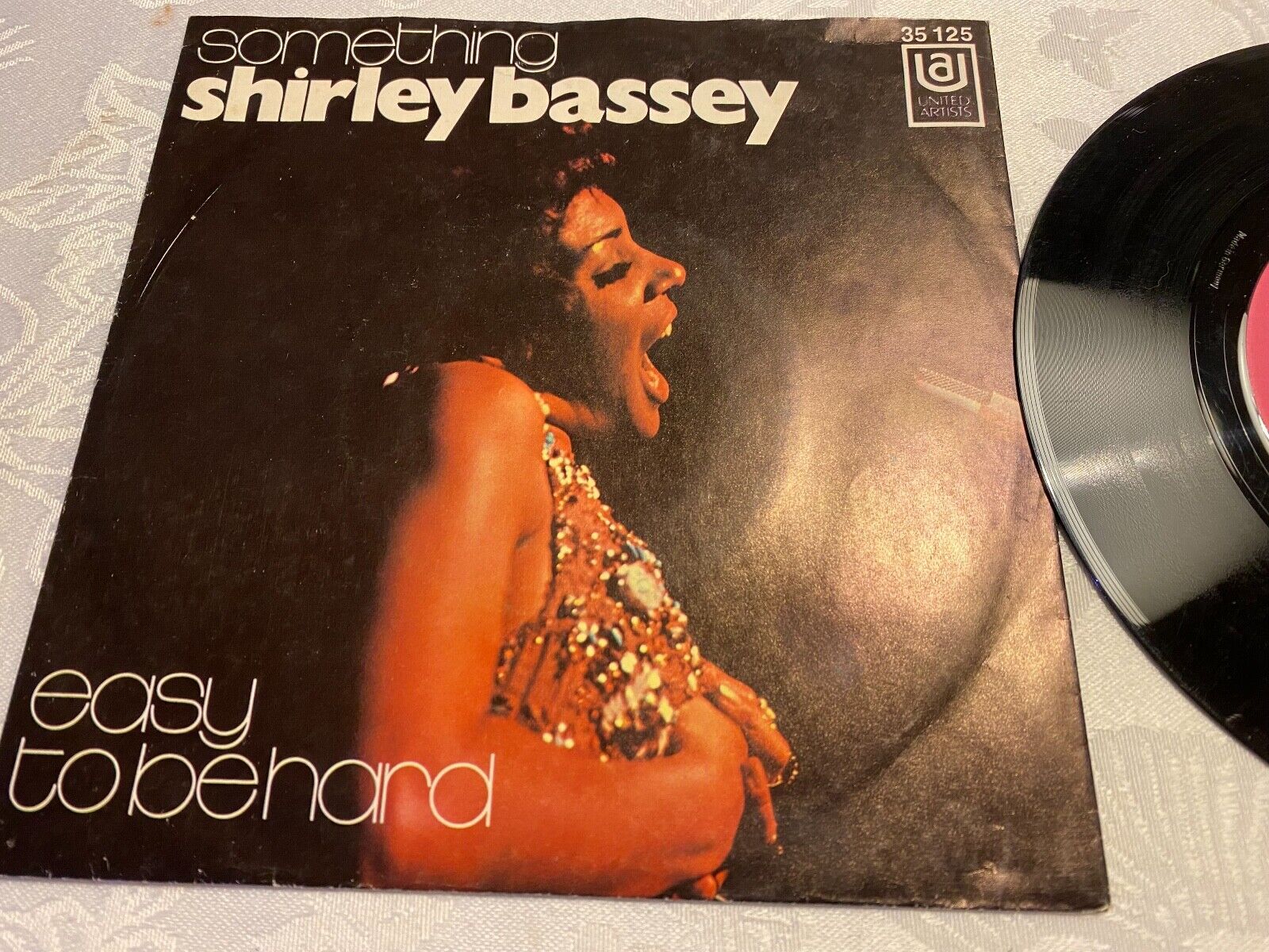 SHIRLEY BASSEY "SOMETHING / EASY TO BE HARD" UNITED ARTISTS RECORDS 7 INCH VINYL