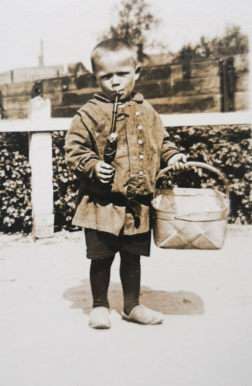 Old photo postcard: Little "naughty" boy smokes on grandpa's pipe 1906  pok1102