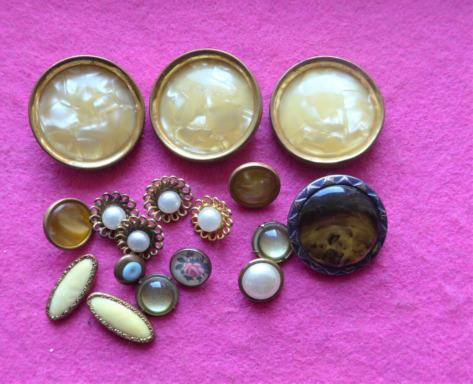 17 COLLECTABLE vintage METAL buttons with early plastic CELLULOID inlays (46)