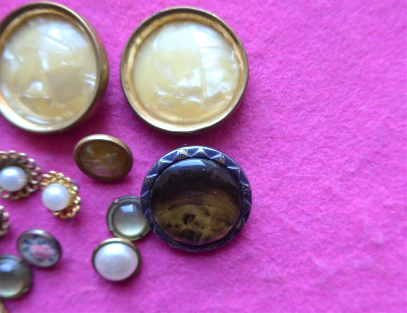 17 COLLECTABLE vintage METAL buttons with early plastic CELLULOID inlays (46)