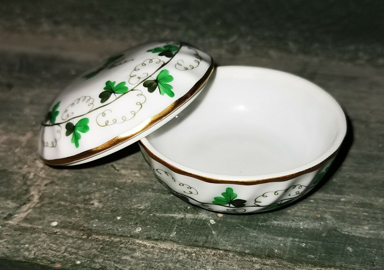 Charming smaller lidded porcelain bowl from Herend Hungary  with leave decor