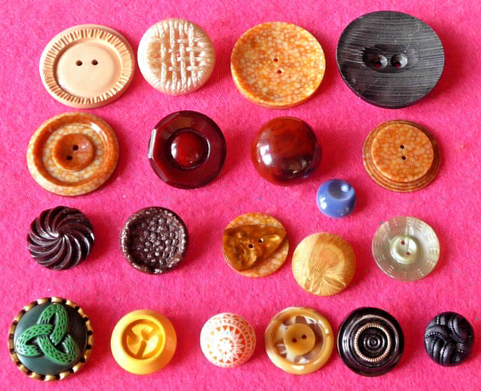 SALE - 20 vintage COLLECTABLE very COLORFUL early plastic buttons ( 54 )