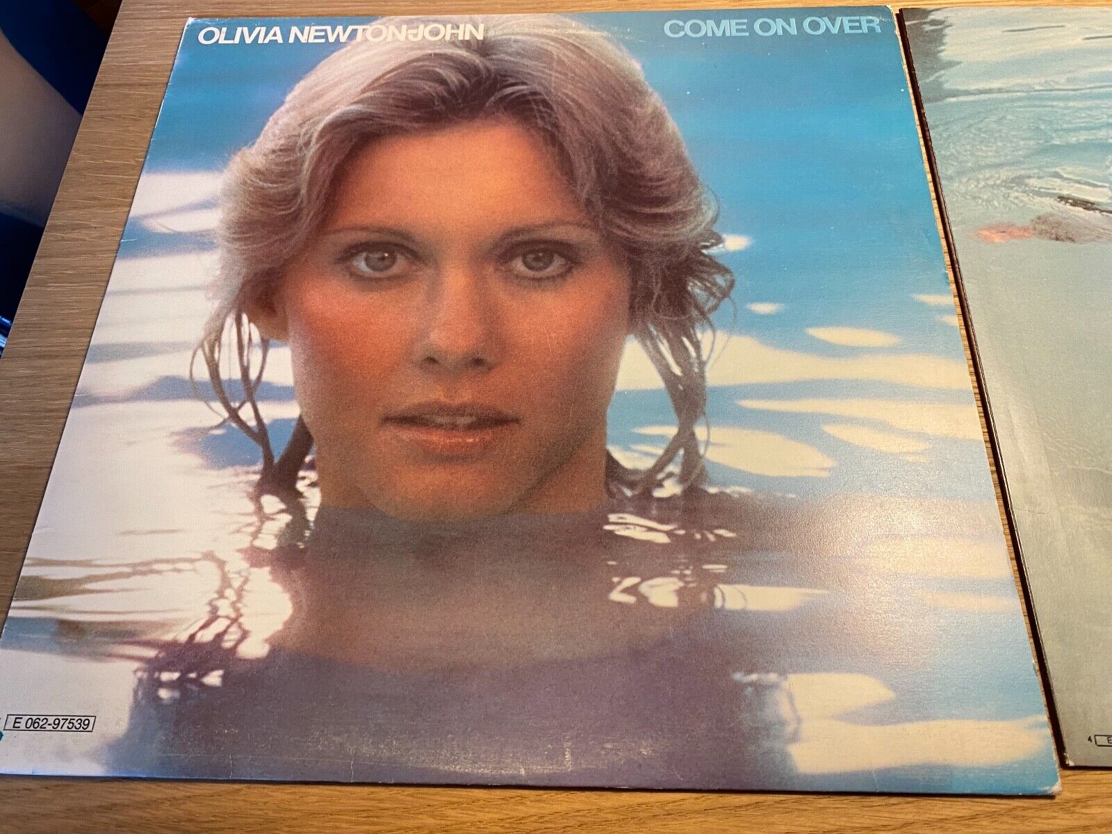 OLIVIA NEWTON JOHN "COME ON OVER" 1976 EMI VINYL 12 TRACK SWEDEN INNERSLEEVE NCB