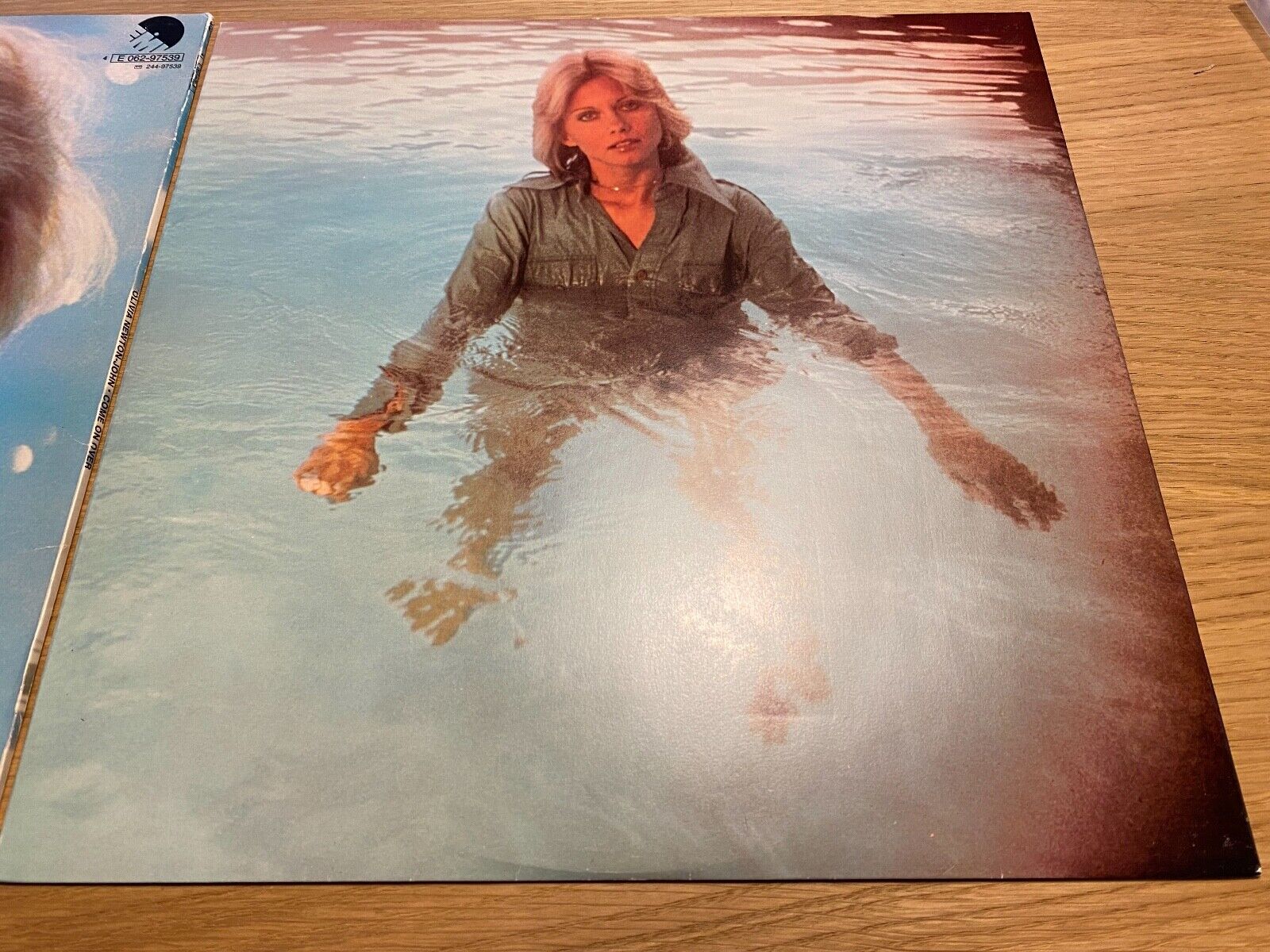 OLIVIA NEWTON JOHN "COME ON OVER" 1976 EMI VINYL 12 TRACK SWEDEN INNERSLEEVE NCB