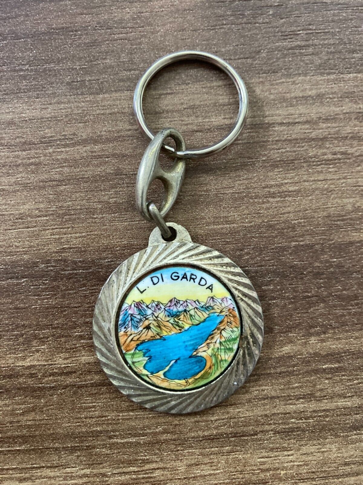 Vintage L di Garda Italy Souvenir Keychain - Scenic Lake Garda Design