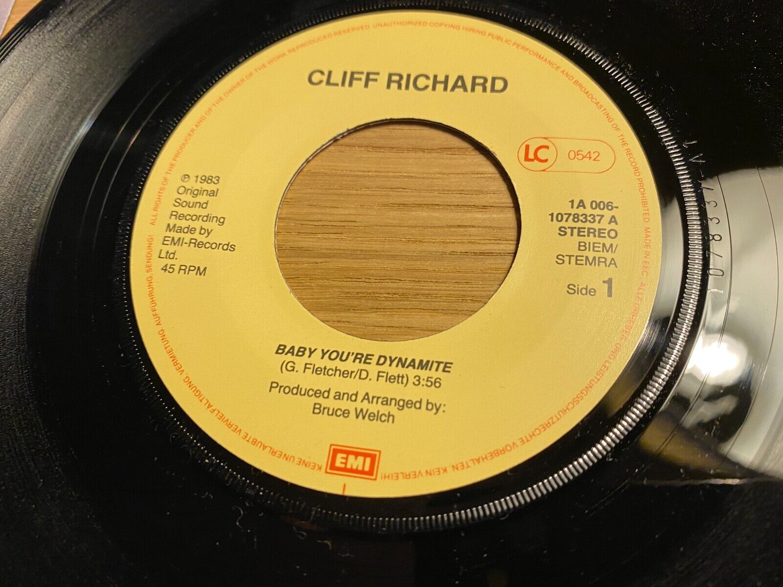 CLIFF RICHARD "BABY YOU´RE DYNAMITE / BACK IN VAUDEVILLE" EMI RECORDS 1983