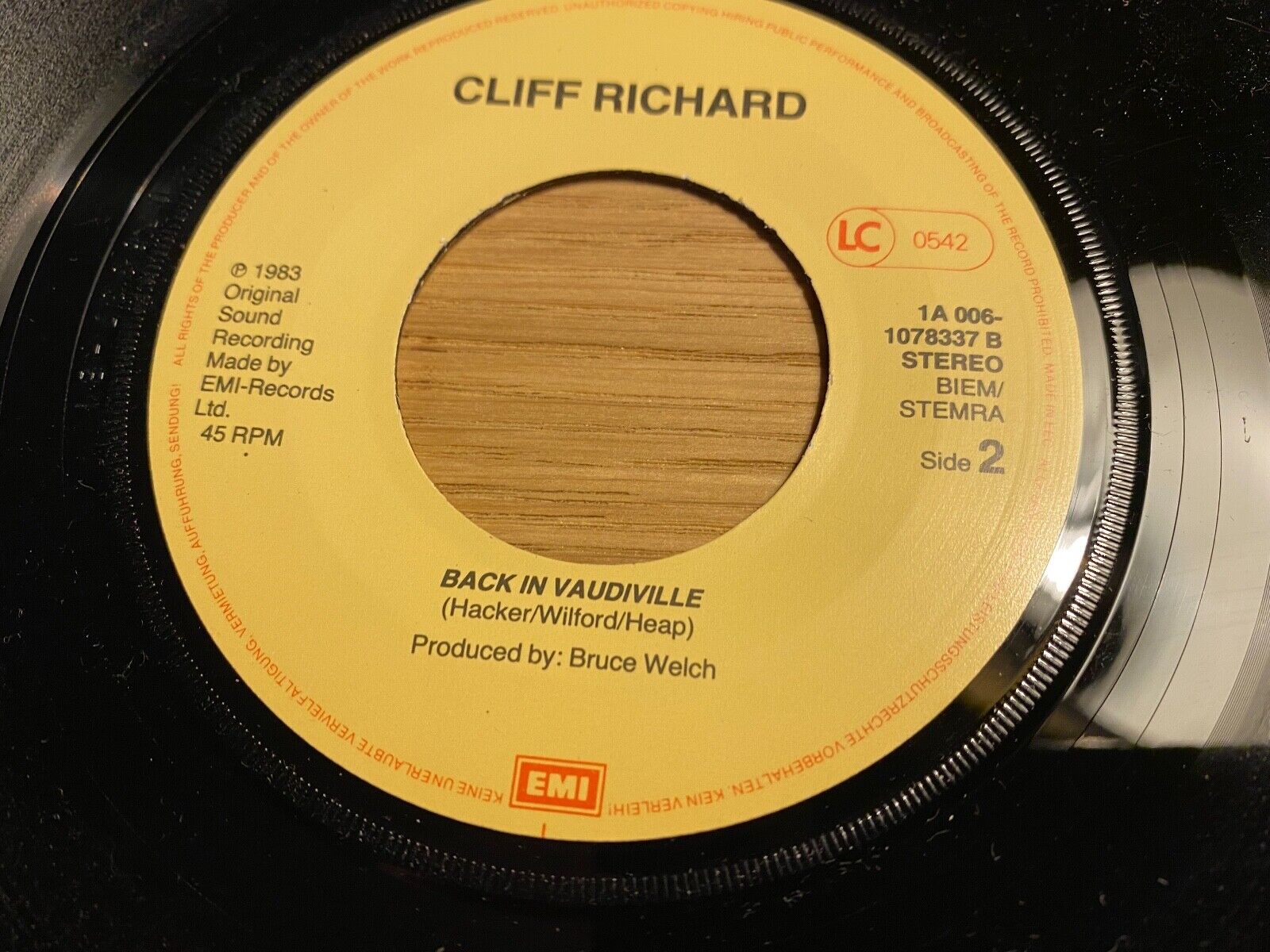 CLIFF RICHARD "BABY YOU´RE DYNAMITE / BACK IN VAUDEVILLE" EMI RECORDS 1983