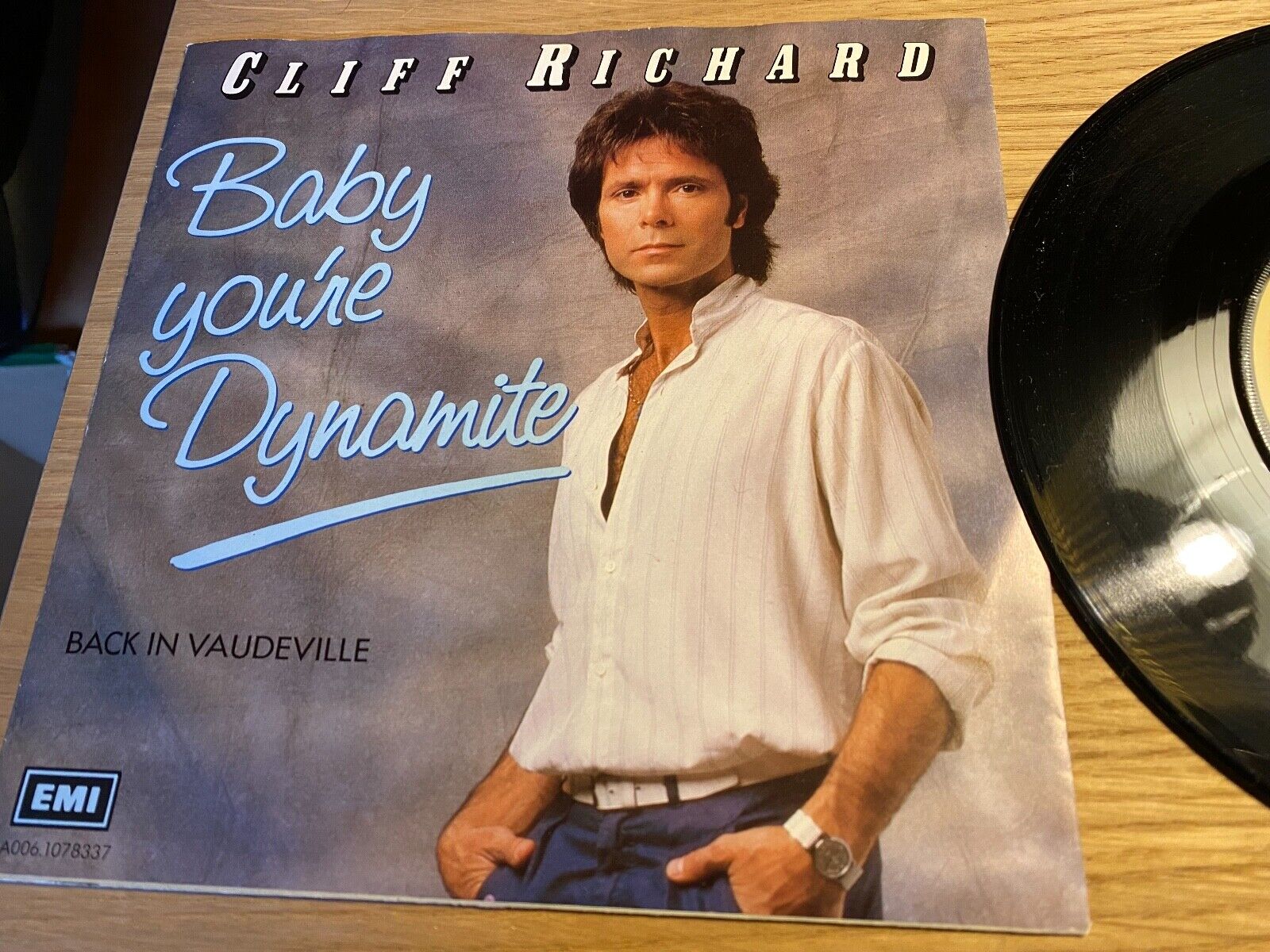 CLIFF RICHARD "BABY YOU´RE DYNAMITE / BACK IN VAUDEVILLE" EMI RECORDS 1983