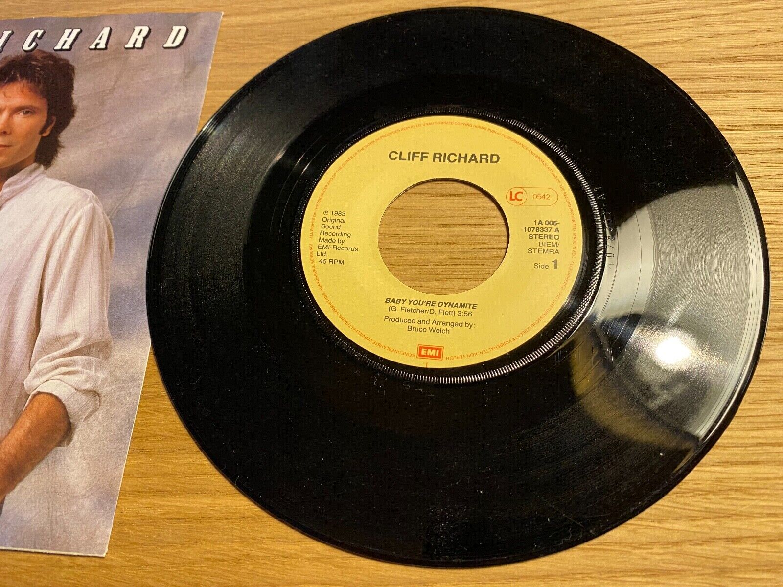 CLIFF RICHARD "BABY YOU´RE DYNAMITE / BACK IN VAUDEVILLE" EMI RECORDS 1983