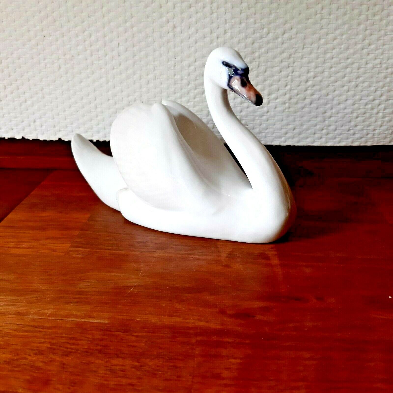 SWAN by Erik Nielsen for ROYAL COPENHAGEN Denmark # 073 Very Sweet