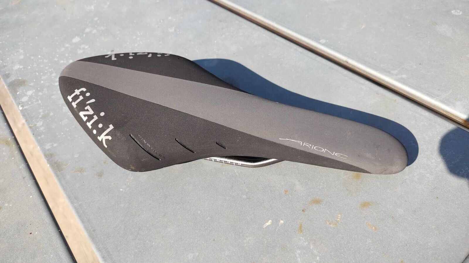 Fizik Arione R3 Carbon Kium Rail Saddle Regular Black