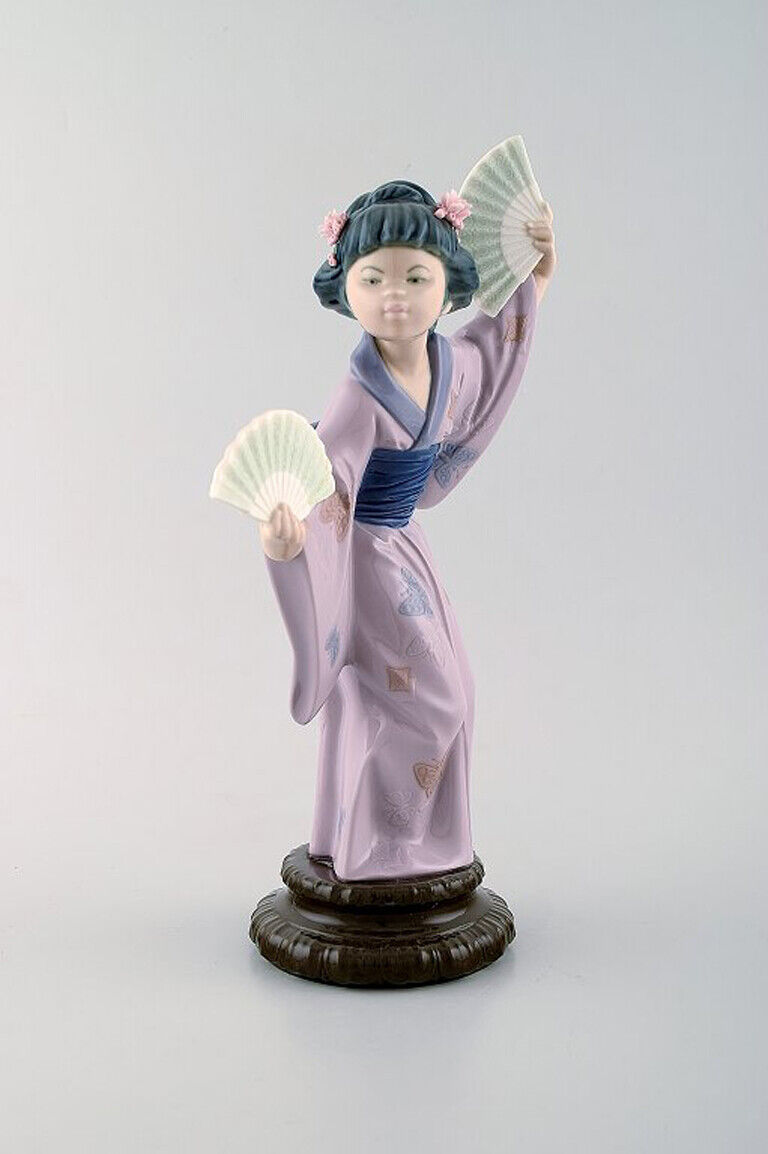 Lladro Spain Large figure in glazed porcelain Geisha with fans 20th century