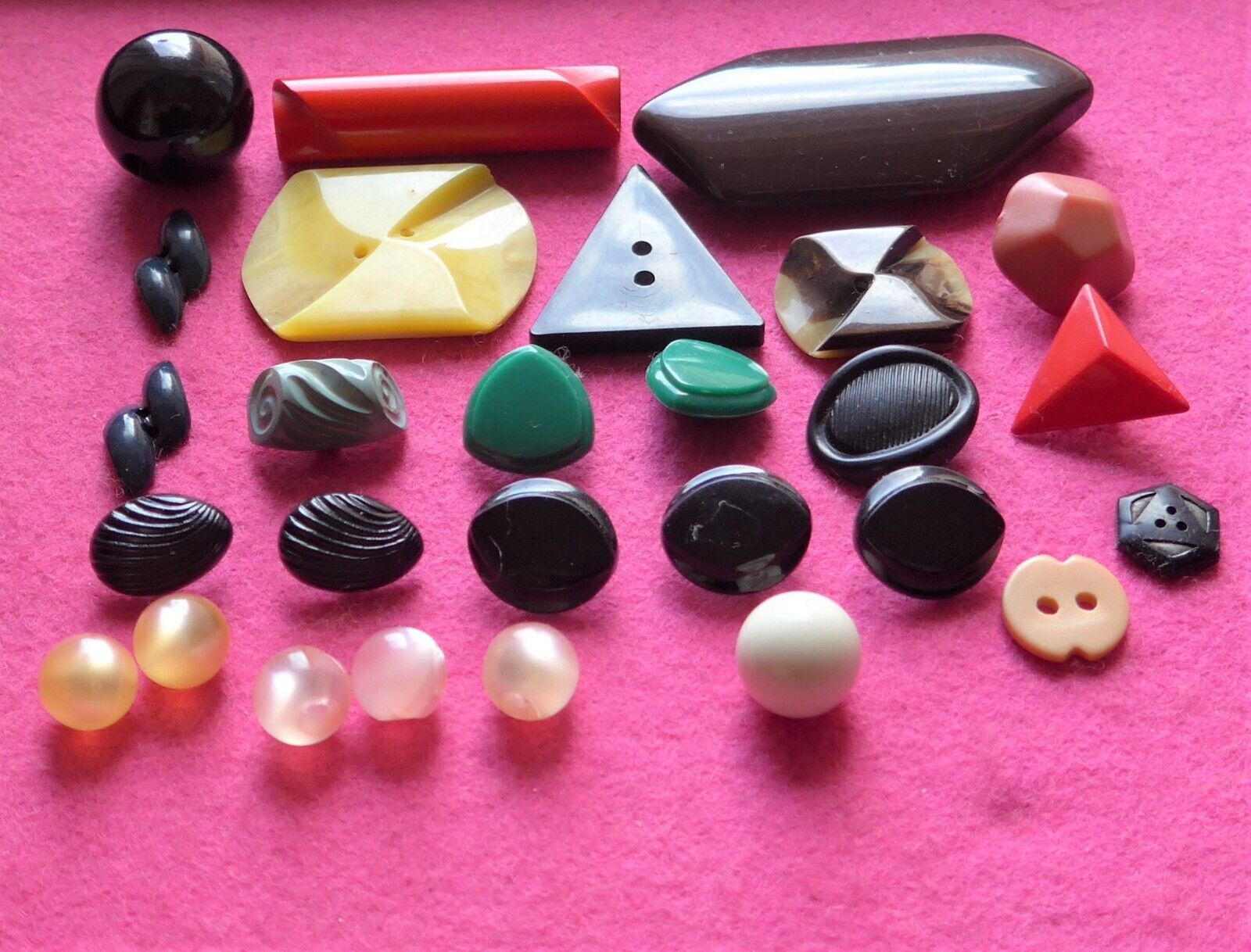 SALE - 27 COLLECTABLE vintage ODD SHAPED early plastic buttons ( 75 )