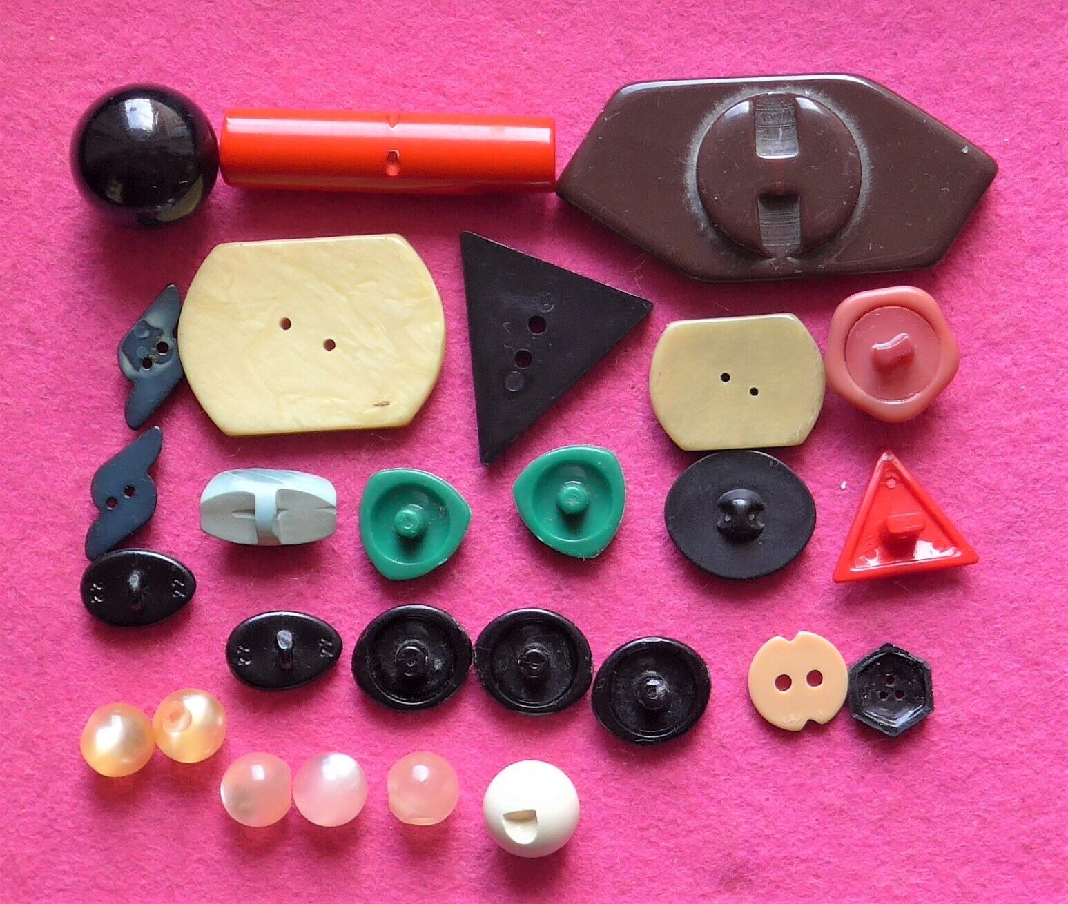 SALE - 27 COLLECTABLE vintage ODD SHAPED early plastic buttons ( 75 )