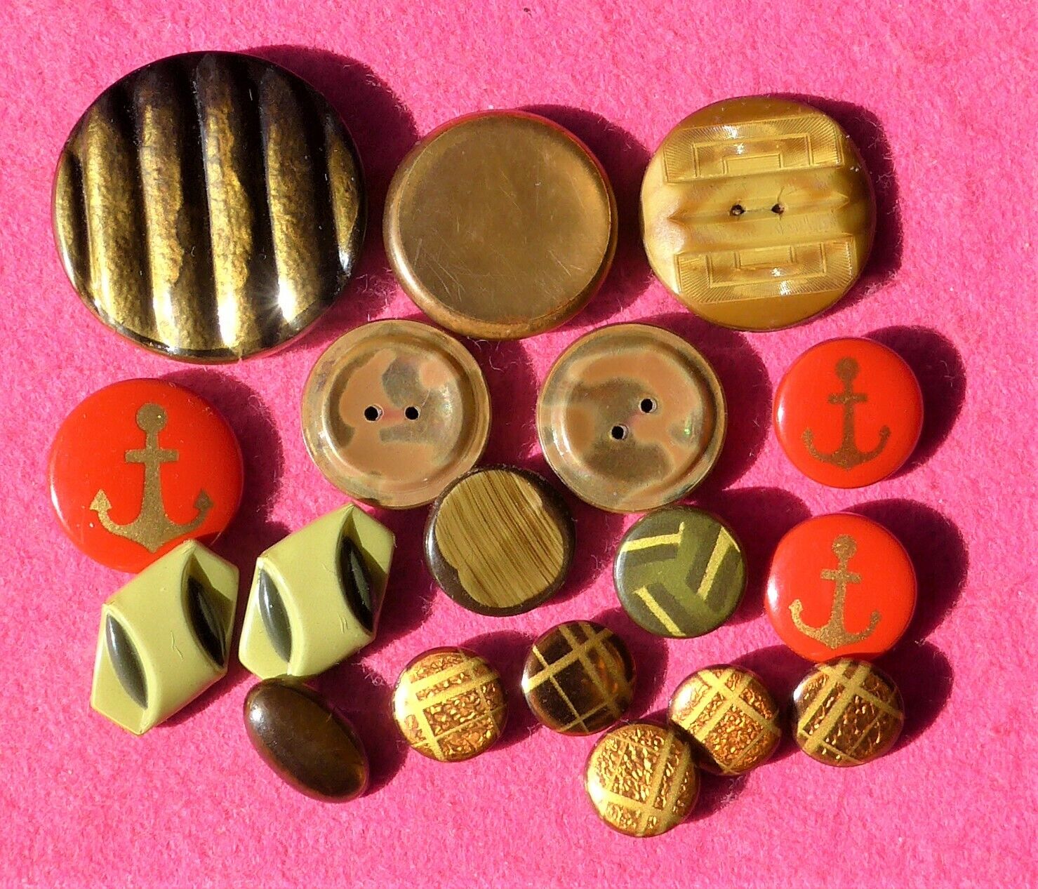 18 vintage COLLECTABLE CELLULOID  tight tops - shaped anchors and more ( 77 )