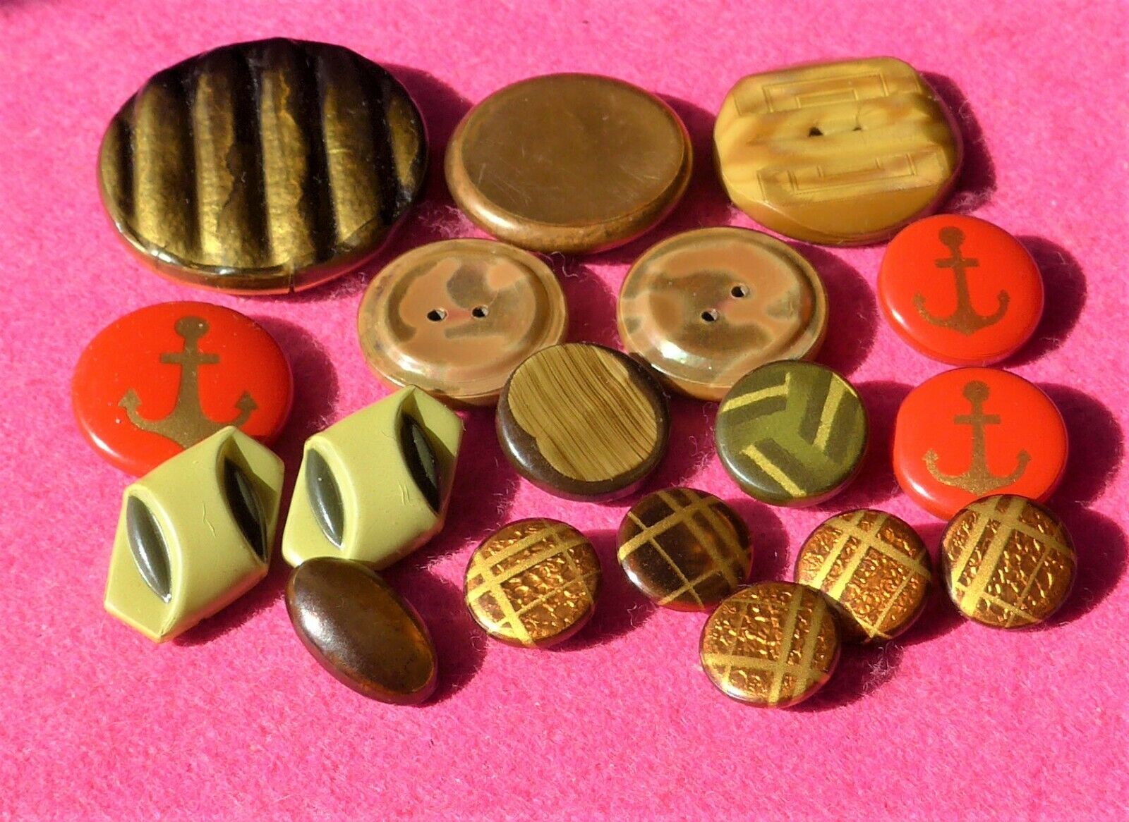 18 vintage COLLECTABLE CELLULOID  tight tops - shaped anchors and more ( 77 )