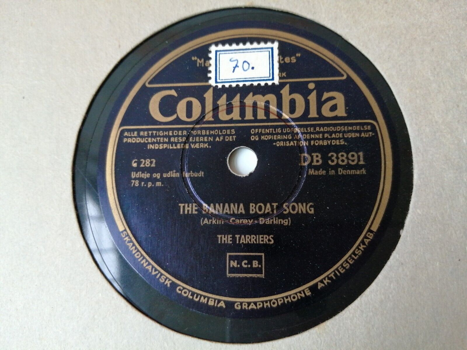 78 RPM  shellacTHE TARRIERSNo Hidin' Place/The Banana Boat Song ColumbiaVG