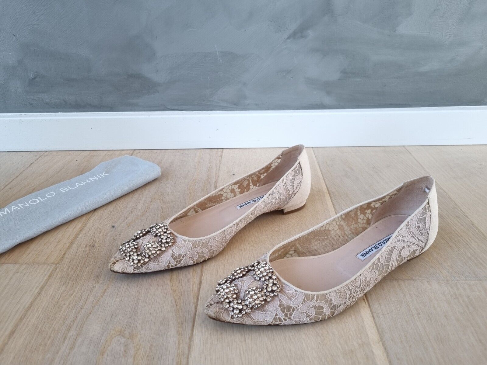 **Manolo Blahnik** Beige Hangisi Lace Ballerina Flats Sz 39.5