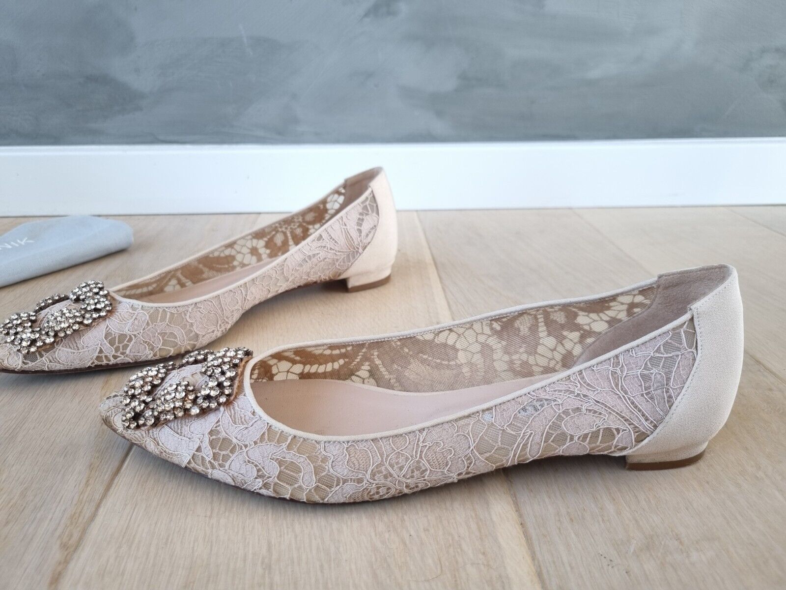 **Manolo Blahnik** Beige Hangisi Lace Ballerina Flats Sz 39.5