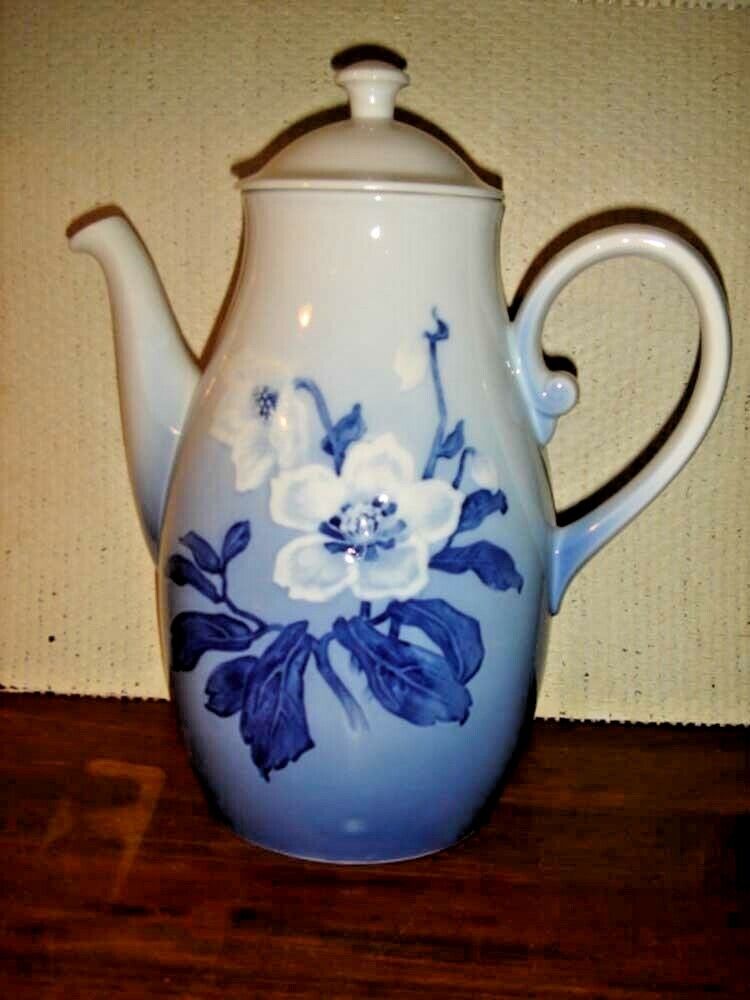 COFFEE POT CHRISTMAS ROSE 1915 - 1948 Bing  Grondahl Royal Copenhagen Fact 2