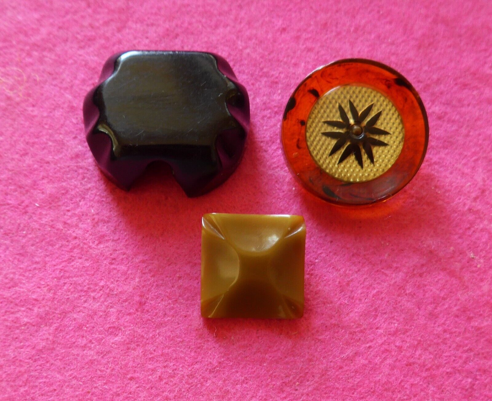 COLLECTABLE vintage 3 ART DECO BAKELITE BUTTONS lucite insert carved tested (18)