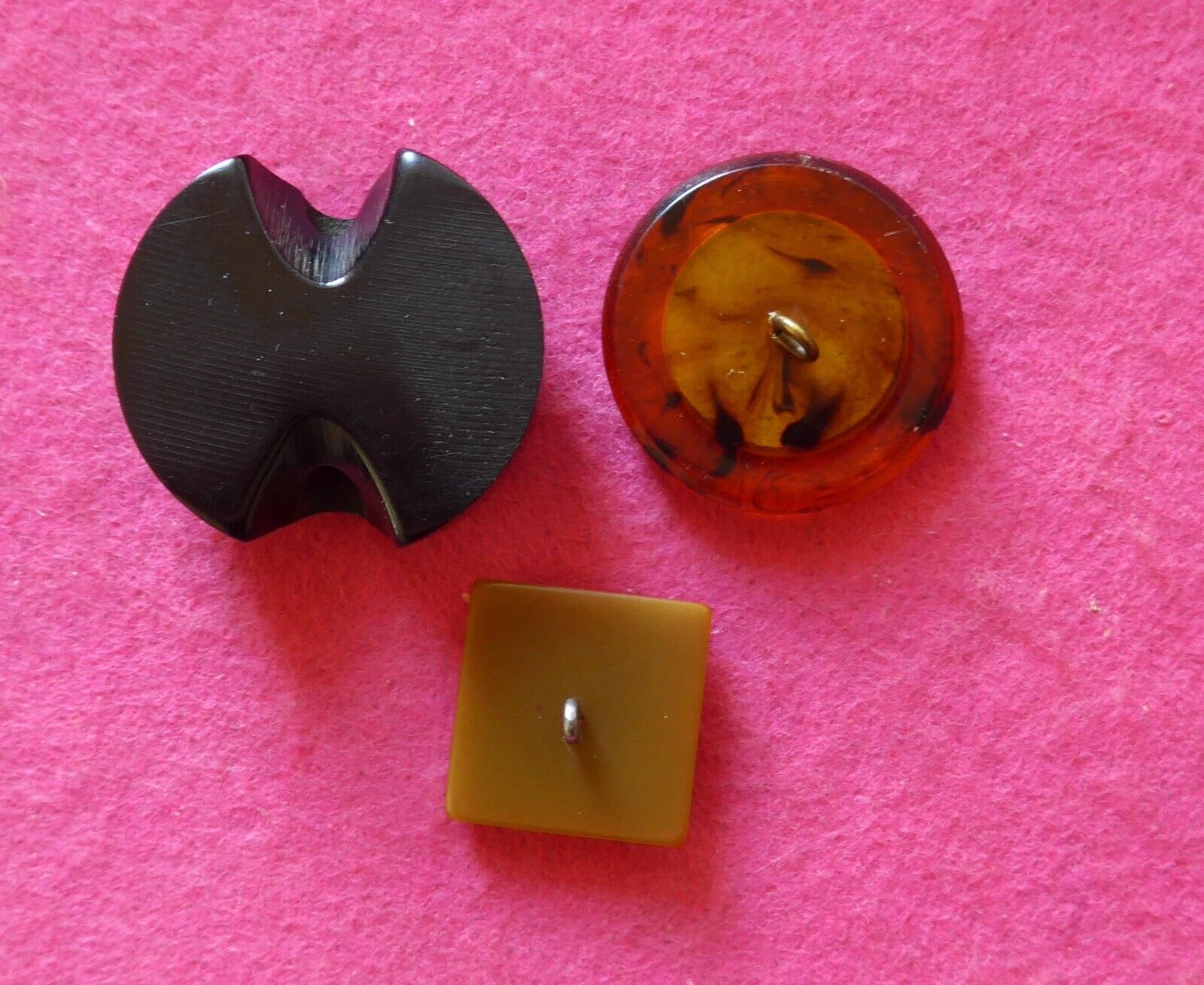 COLLECTABLE vintage 3 ART DECO BAKELITE BUTTONS lucite insert carved tested (18)