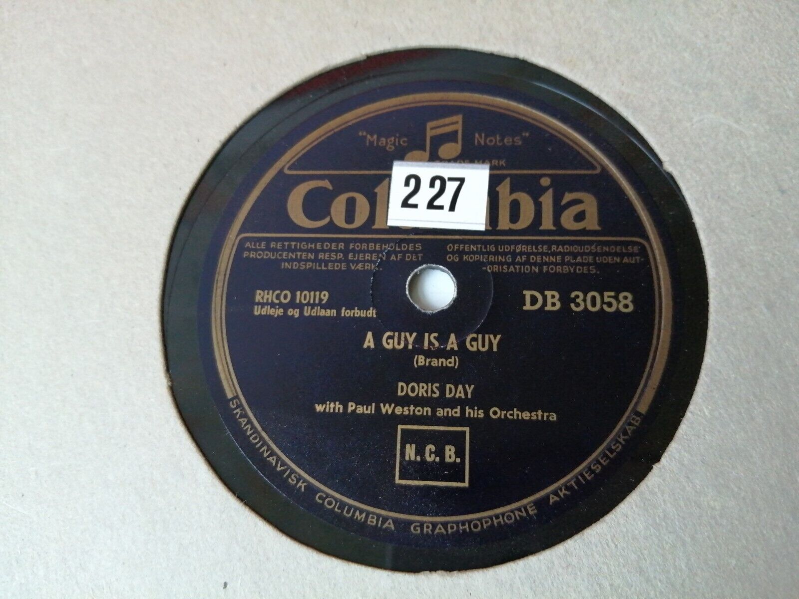 78 RPM  shellacDORIS DAYWho Who Who /A Guy Is A Guy Columbia DB 3058Denmark