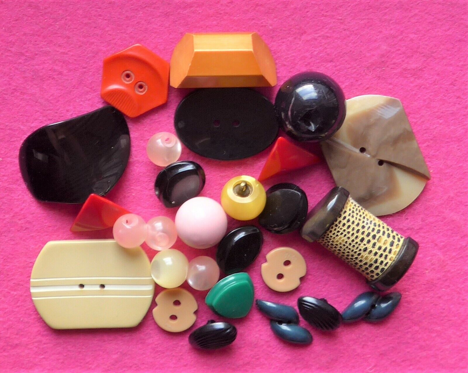 SALE - 27 COLLECTABLE vintage ODD SHAPED early plastic buttons ( 38 )