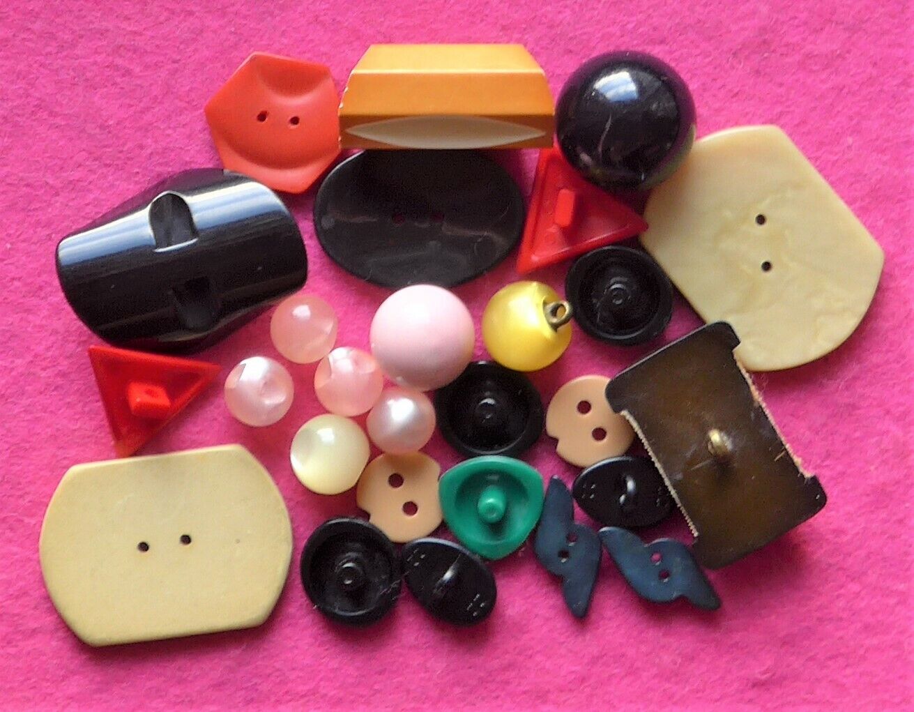 SALE - 27 COLLECTABLE vintage ODD SHAPED early plastic buttons ( 38 )