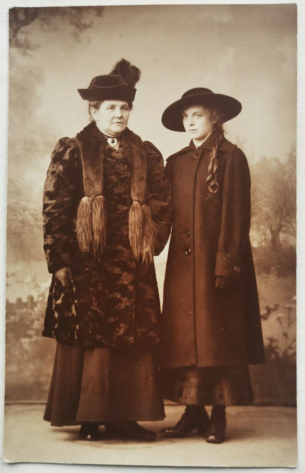 Vintage photo postcard: Mother or daughter in classy hat and outerwear  pok1030