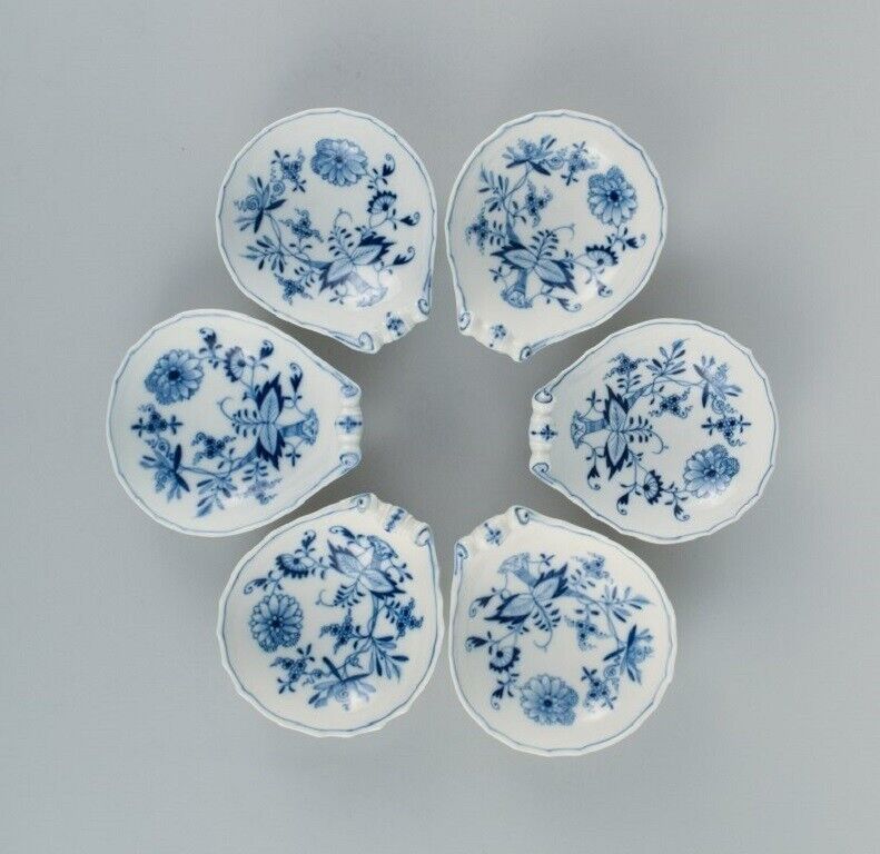 Meissen a set of six shell-shaped bowls hand painted Blue Onion Approx 1900