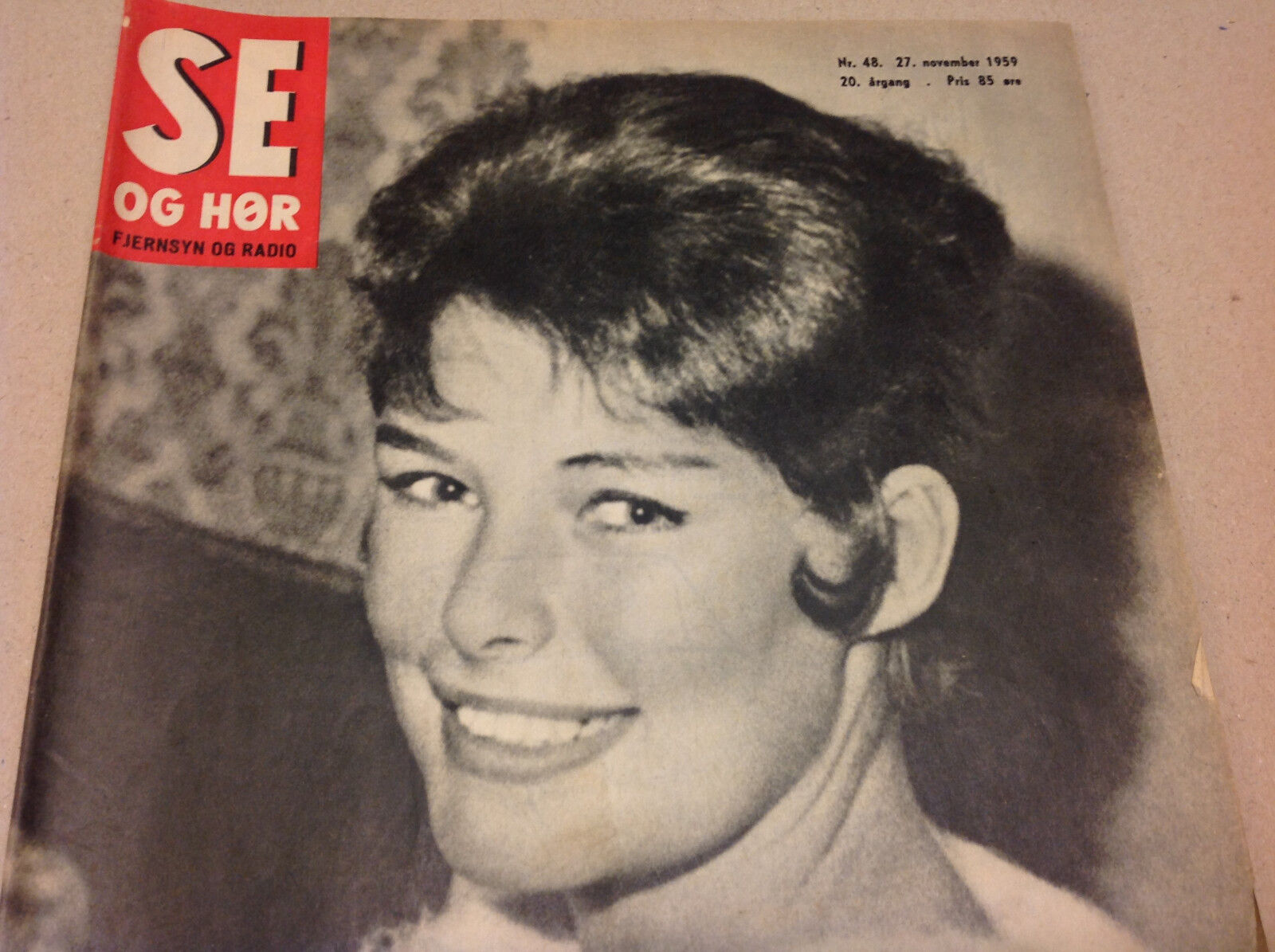 VIVI BAK DANISH SINGER BLACK HAIR ON A FRONT COVER VINTAGE Danish Magazine 1959