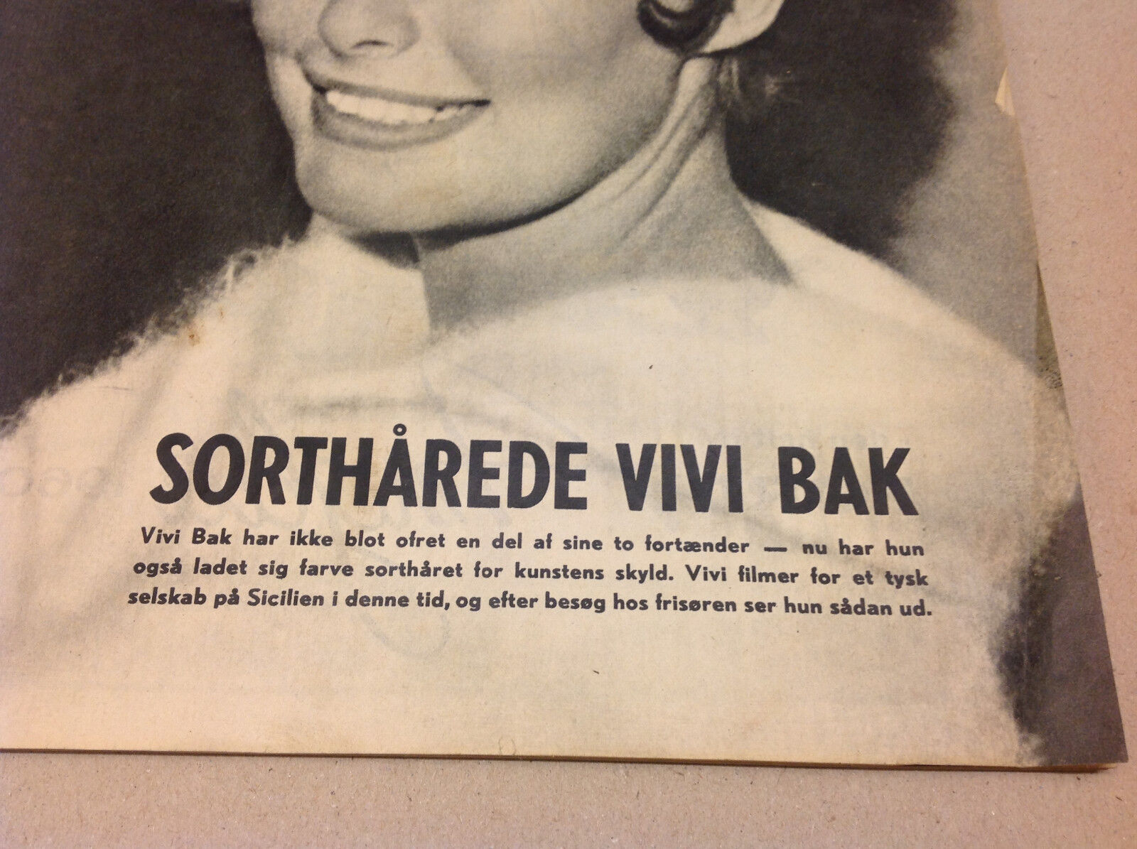 VIVI BAK DANISH SINGER BLACK HAIR ON A FRONT COVER VINTAGE Danish Magazine 1959