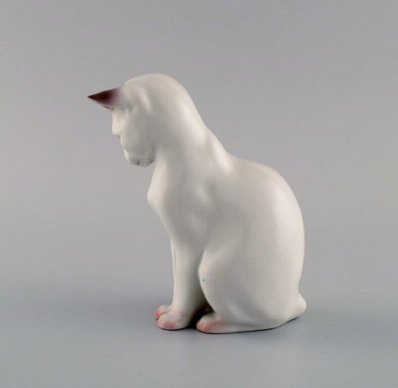 BG / Bing  Grondahl Sitting cat porcelain figurne Number 2476